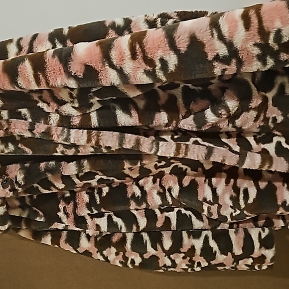 Guess faux fur jacket, size Large - Picture 4 of 4